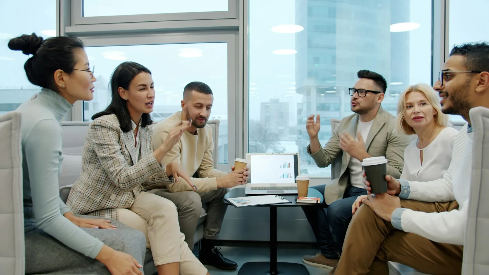 Equipe reunida conversando em um escritório